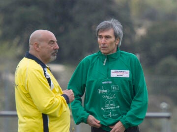 Joaquín Ramos Marcos, junto a Lobo Carrasco en un partido benéfico en 2014