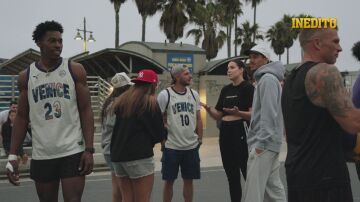 VÍDEO INÉDITO: Helena Orts, la exjugadora de baloncesto que enseñó a los Sánchez Saborido a jugar