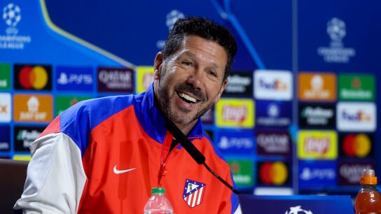 Simeone sonr&iacute;e en rueda de prensa