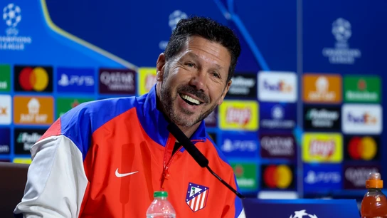 Simeone sonríe en rueda de prensa Simeone sonríe en rueda de prensa