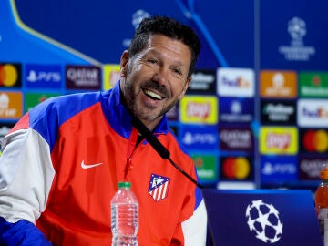 Simeone sonríe en rueda de prensa