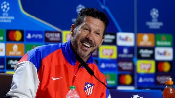 Simeone sonríe en rueda de prensa