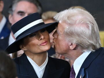 Trump saluda a Melania Trump cuando llega a la ceremonia de investidura