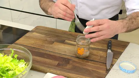 Añade el zumo de 1/2 limón, la ralladura de las mandarinas Añade el zumo de 1/2 limón, la ralladura de las mandarinas