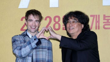 Bong Joon-ho y Robert Pattinson presentan Mickey 17 en Seúl