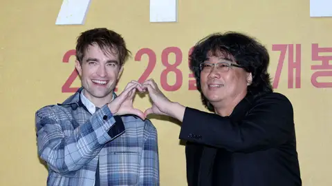 Bong Joon-ho y Robert Pattinson presentan Mickey 17 en Seúl Bong Joon-ho y Robert Pattinson presentan Mickey 17 en Seúl