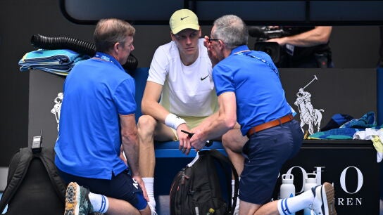 Jannik Sinner es atendido por el m&eacute;dico del Open de Australia durante su duelo ante Rune