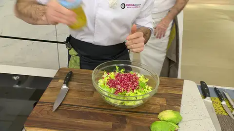 Agrega la granada, la mitad del aliño y mezcla todo bien Agrega la granada, la mitad del aliño y mezcla todo bien