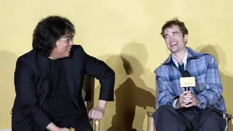 Bong Joon-ho y Robert Pattinson presentan Mickey 17 en Seúl Bong Joon-ho y Robert Pattinson presentan Mickey 17 en Seúl