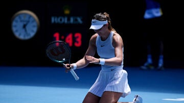 Paula Badosa celebra su victoria ante Coco Gauff