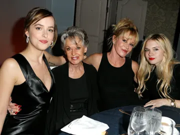 Dakota Johnson, Tippi Hedren, Melanie Griffith y Stella Banderas Dakota Johnson, Tippi Hedren, Melanie Griffith y Stella Banderas