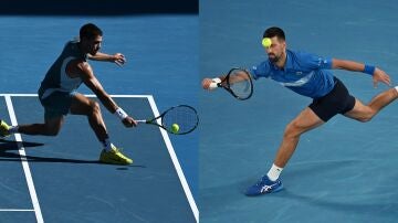 Carlos Alcaraz y Novak Djokovic, en acción en el Open de Australia