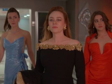 &iexcl;Una entrada triunfal! Bahar, &Ccedil;ağla y Seren llegan a la gala como aut&eacute;nticas divas y acaparan todas las miradas
