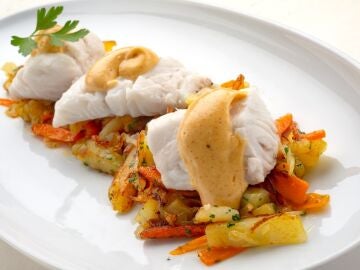 Pescadilla cocida con verduras y mahonesa de piment&oacute;n, de Karlos Argui&ntilde;ano