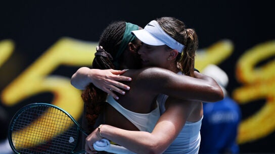 Paula Badosa se abraza con Coco Gauff tras su victoria en el Open de Australia