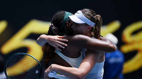 Paula Badosa se abraza con Coco Gauff tras su victoria en el Open de Australia Paula Badosa se abraza con Coco Gauff tras su victoria en el Open de Australia