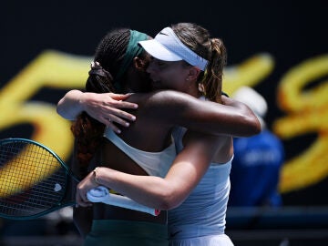 Paula Badosa se abraza con Coco Gauff tras su victoria en el Open de Australia