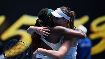 Paula Badosa se abraza con Coco Gauff tras su victoria en el Open de Australia