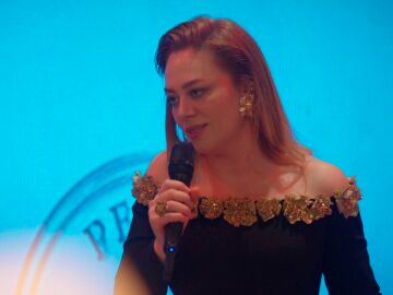 &ldquo;El mayor premio es querernos&rdquo;: Bahar comparte su historia en un discurso que se convierte en un grito de empoderamiento femenino