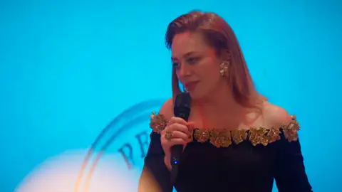 “El mayor premio es querernos”: Bahar comparte su historia en un discurso que se convierte en un grito de empoderamiento femenino “El mayor premio es querernos”: Bahar comparte su historia en un discurso que se convierte en un grito de empoderamiento femenino