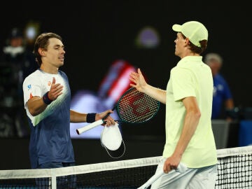 Jannik Sinner saluda a Alex De Miñaur tras superarle en la Rod Laver Arena