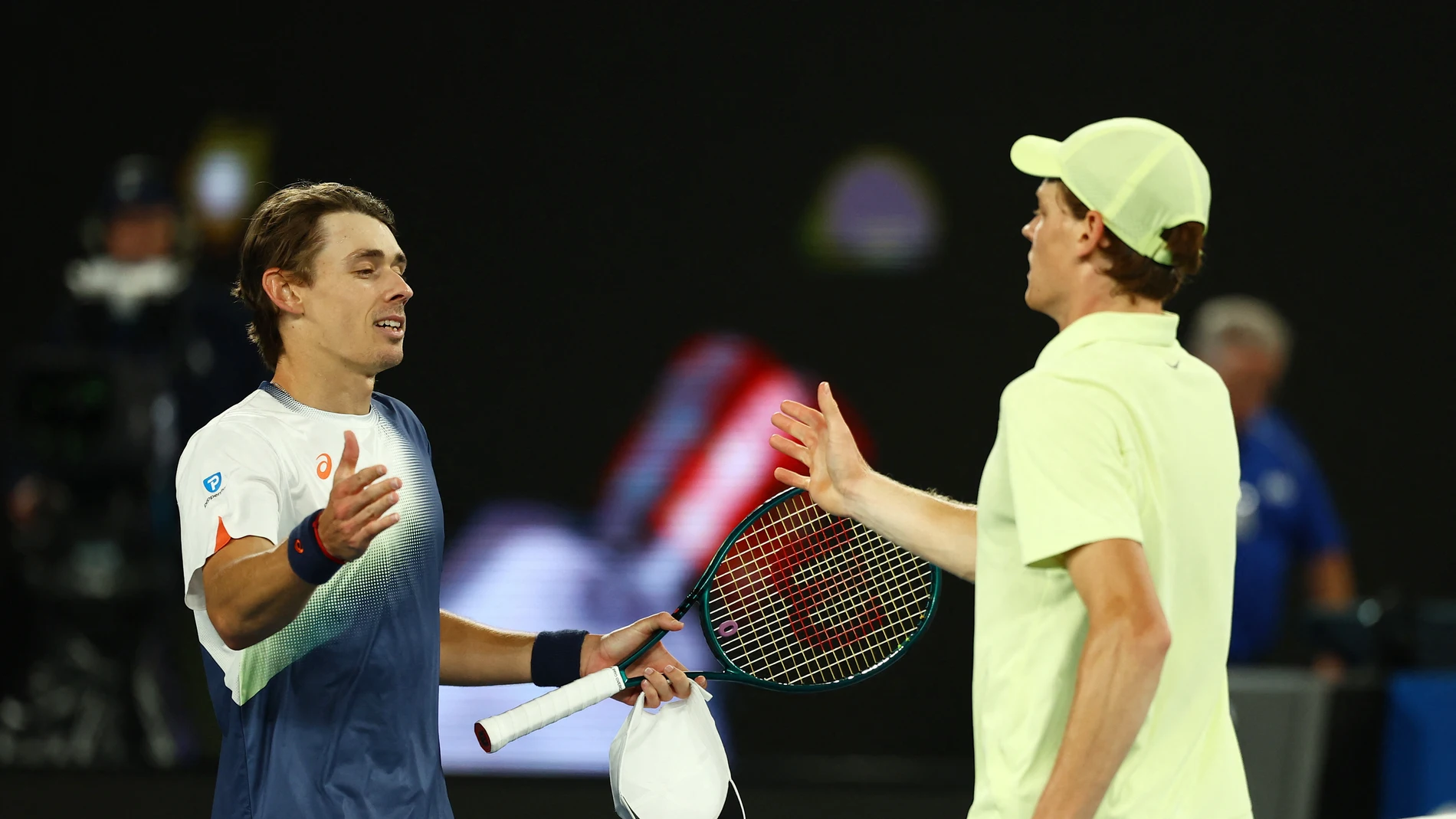 Jannik Sinner saluda a Alex De Miñaur tras superarle en la Rod Laver Arena Jannik Sinner saluda a Alex De Miñaur tras superarle en la Rod Laver Arena