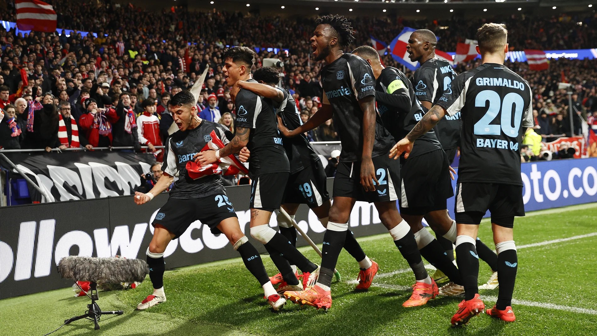 Frimpong patea el ramo de flores tras el gol de Hincapié Frimpong patea el ramo de flores tras el gol de Hincapié