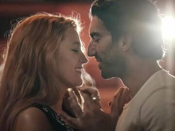 Blake lively y Justin Baldoni bailando en It Ends with Us