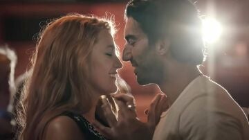 Blake lively y Justin Baldoni bailando en It Ends with Us