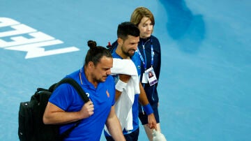 Novak Djokovic regresa a la pista tras ser atendido