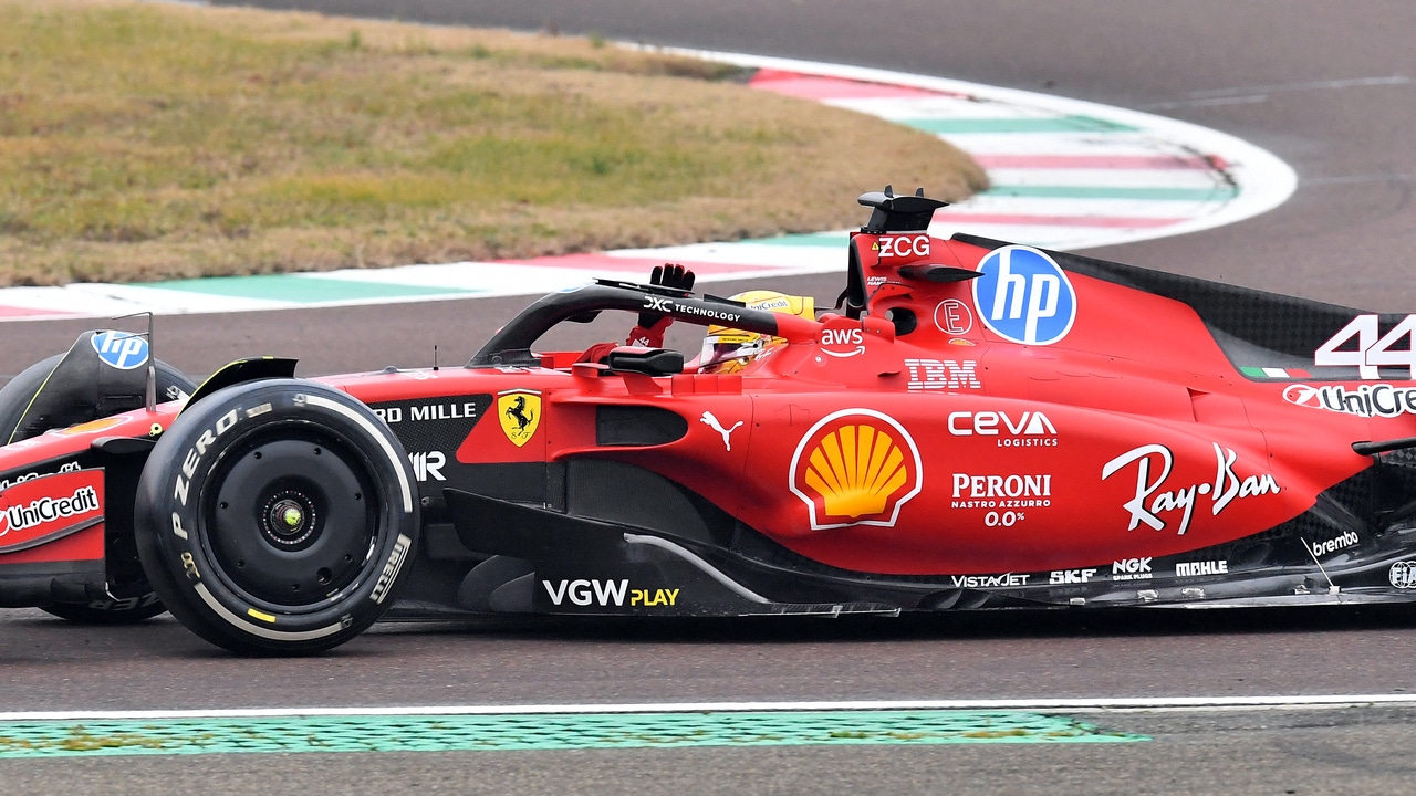 Lewis Hamilton se viste de rojo y da sus primeras vueltas con un Ferrari en Fiorano Lewis Hamilton se viste de rojo y da sus primeras vueltas con un Ferrari en Fiorano