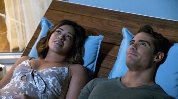 Gina Rodriguez y Francisco San Martin en Jane the Virgin