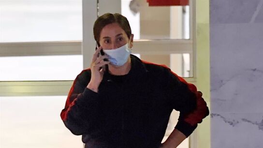 Anabel Pantoja hablando por tel&eacute;fono en el hospital