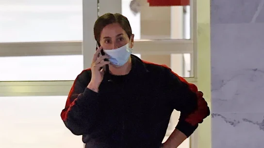 Anabel Pantoja hablando por teléfono en el hospital Anabel Pantoja hablando por teléfono en el hospital
