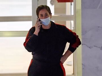 Anabel Pantoja hablando por tel&eacute;fono en el hospital