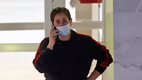 Anabel Pantoja hablando por teléfono en el hospital Anabel Pantoja hablando por teléfono en el hospital