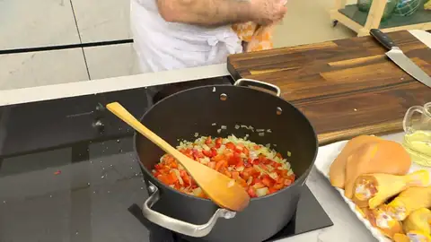 Pela el pimiento, córtalo en dados e incorpóralo Pela el pimiento, córtalo en dados e incorpóralo