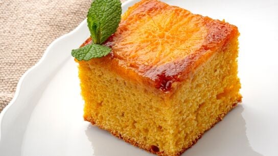 Eva Argui&ntilde;ano elabora una receta f&aacute;cil de tarta de mandarina