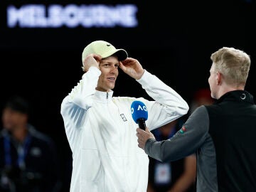 Jannik Sinner atiende a Jim Courier en la Rod Laver Arena