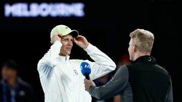 Jannik Sinner atiende a Jim Courier en la Rod Laver Arena