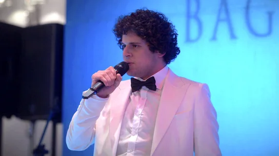 Doruk se lanza y le dedica una canción a Bahar delante de todos sus compañeros Doruk se lanza y le dedica una canción a Bahar delante de todos sus compañeros