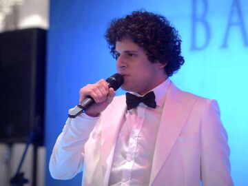 Doruk se lanza y le dedica una canci&oacute;n a Bahar delante de todos sus compa&ntilde;eros