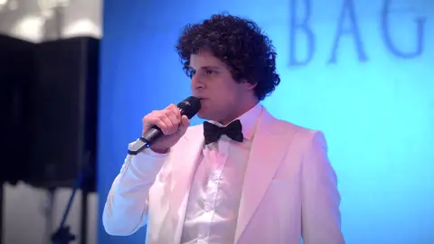 Doruk se lanza y le dedica una canción a Bahar delante de todos sus compañeros Doruk se lanza y le dedica una canción a Bahar delante de todos sus compañeros