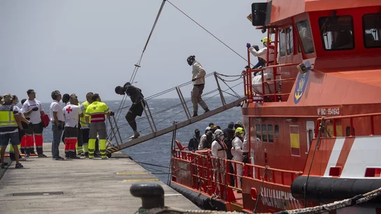 Rescatan un cayuco con 67 migrantes y un fallecido a bordo en aguas de El Hierro Rescatan un cayuco con 67 migrantes y un fallecido a bordo en aguas de El Hierro