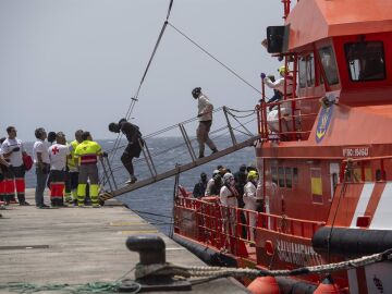 Rescatan un cayuco con 67 migrantes y un fallecido a bordo en aguas de El Hierro