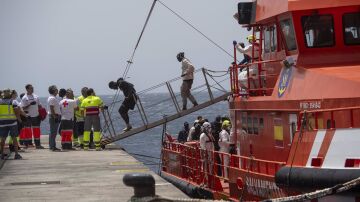 Rescatan un cayuco con 67 migrantes y un fallecido a bordo en aguas de El Hierro