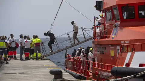 Rescatan un cayuco con 67 migrantes y un fallecido a bordo en aguas de El Hierro Rescatan un cayuco con 67 migrantes y un fallecido a bordo en aguas de El Hierro