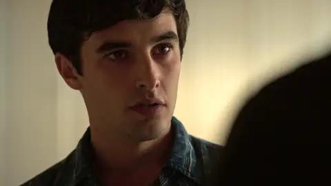 Álex provoca a unos chicos para que le den una paliza, ¿qué es lo que pretende? Álex provoca a unos chicos para que le den una paliza, ¿qué es lo que pretende?