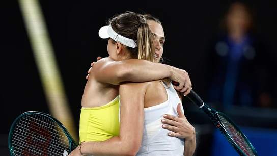Aryna Sabalenka abraza a Paula Badosa tras superarle en las semifinales del Open de Australia Aryna Sabalenka abraza a Paula Badosa tras superarle en las semifinales del Open de Australia