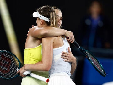 Aryna Sabalenka abraza a Paula Badosa tras superarle en las semifinales del Open de Australia